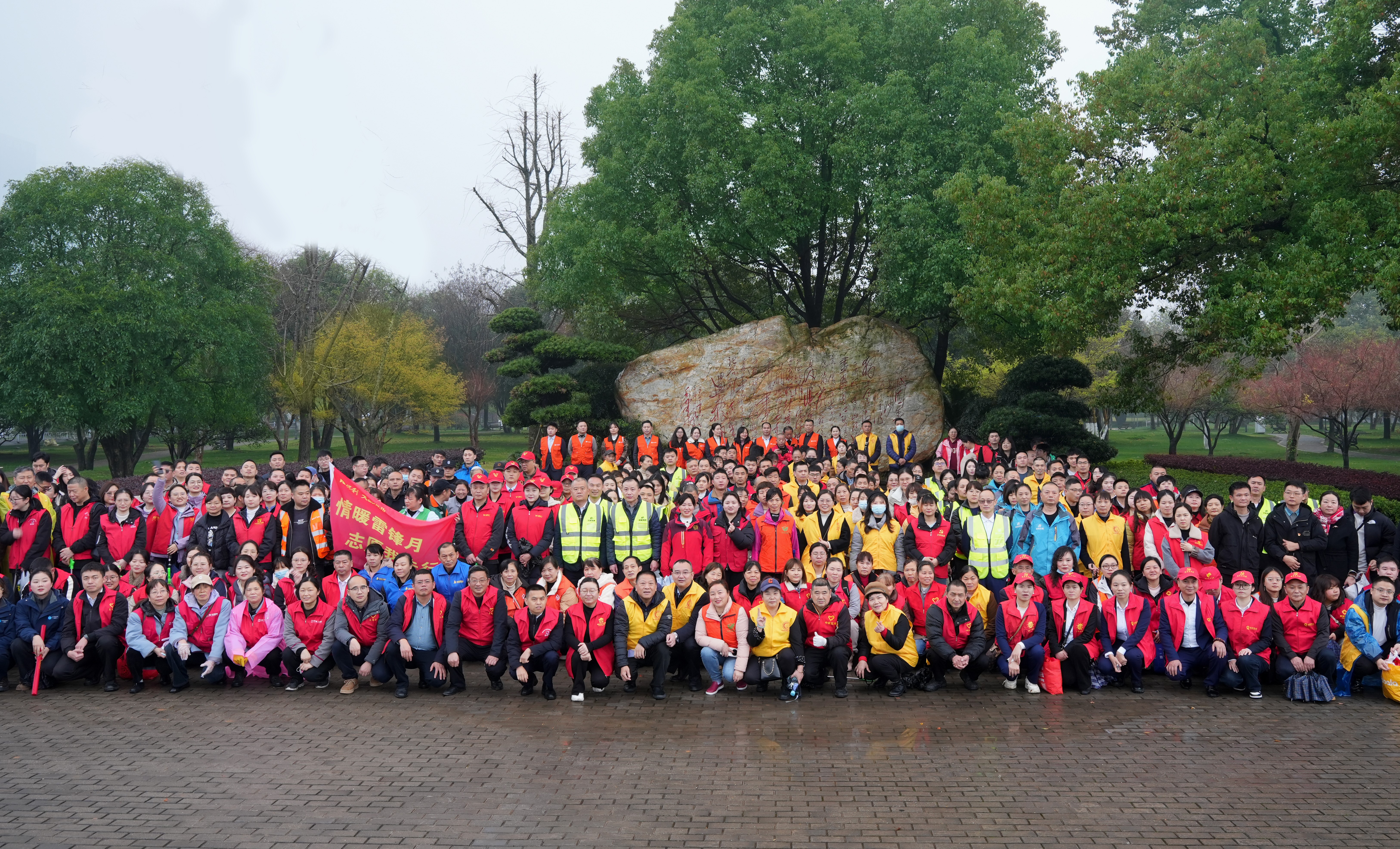 弘揚(yáng)雷鋒精神！十余名員工齊聚橘子洲頭助力公益